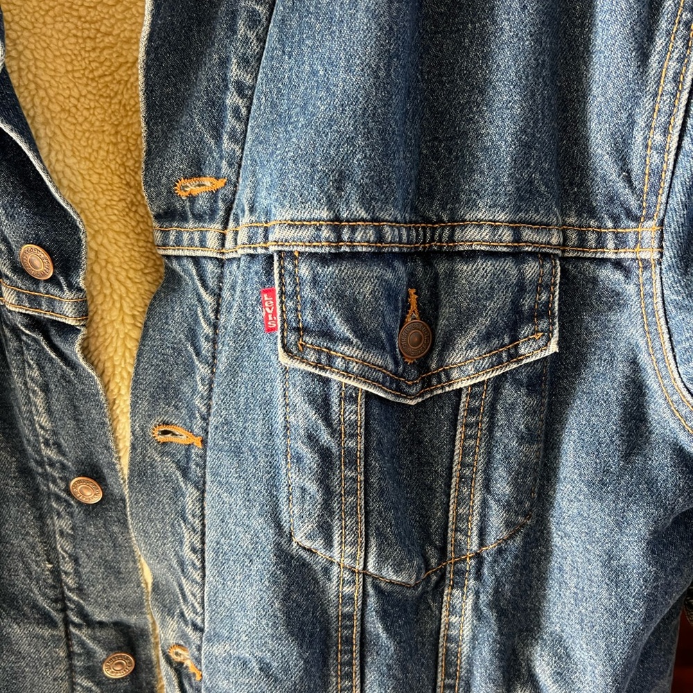 Levi’s Men’s Large Denim Jacket With Sherpa Interior - Picture 7 of 16